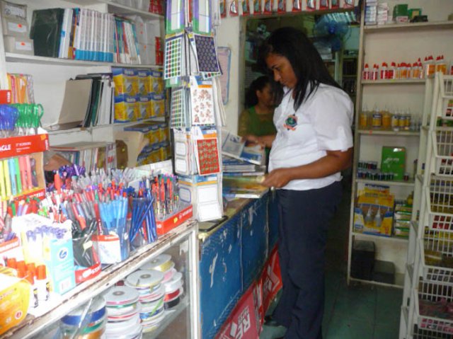 judith buying schoolbooks1